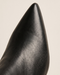 Pointed Toe Knee-High Boots with Wide Opening — pointed toe detail
