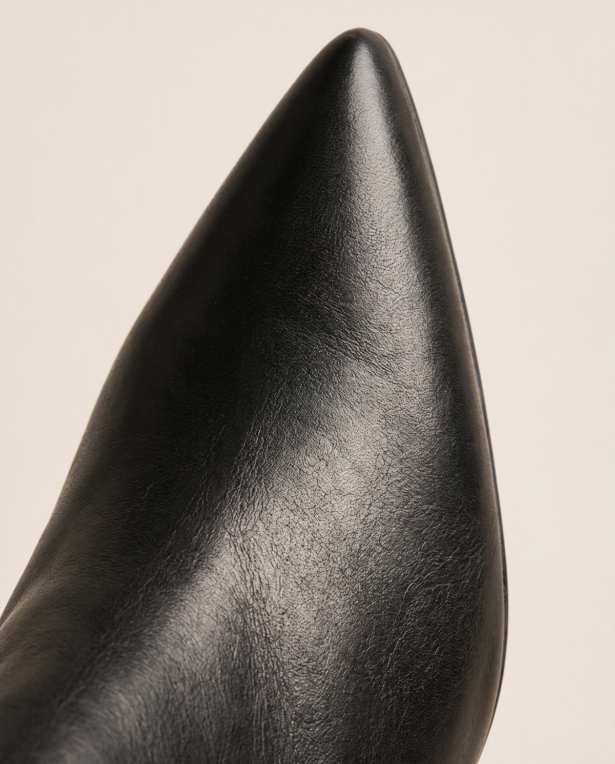 Pointed Toe Knee-High Boots with Wide Opening — pointed toe detail