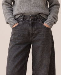 Kristin Baggy Jeans in black wash, waist close-up