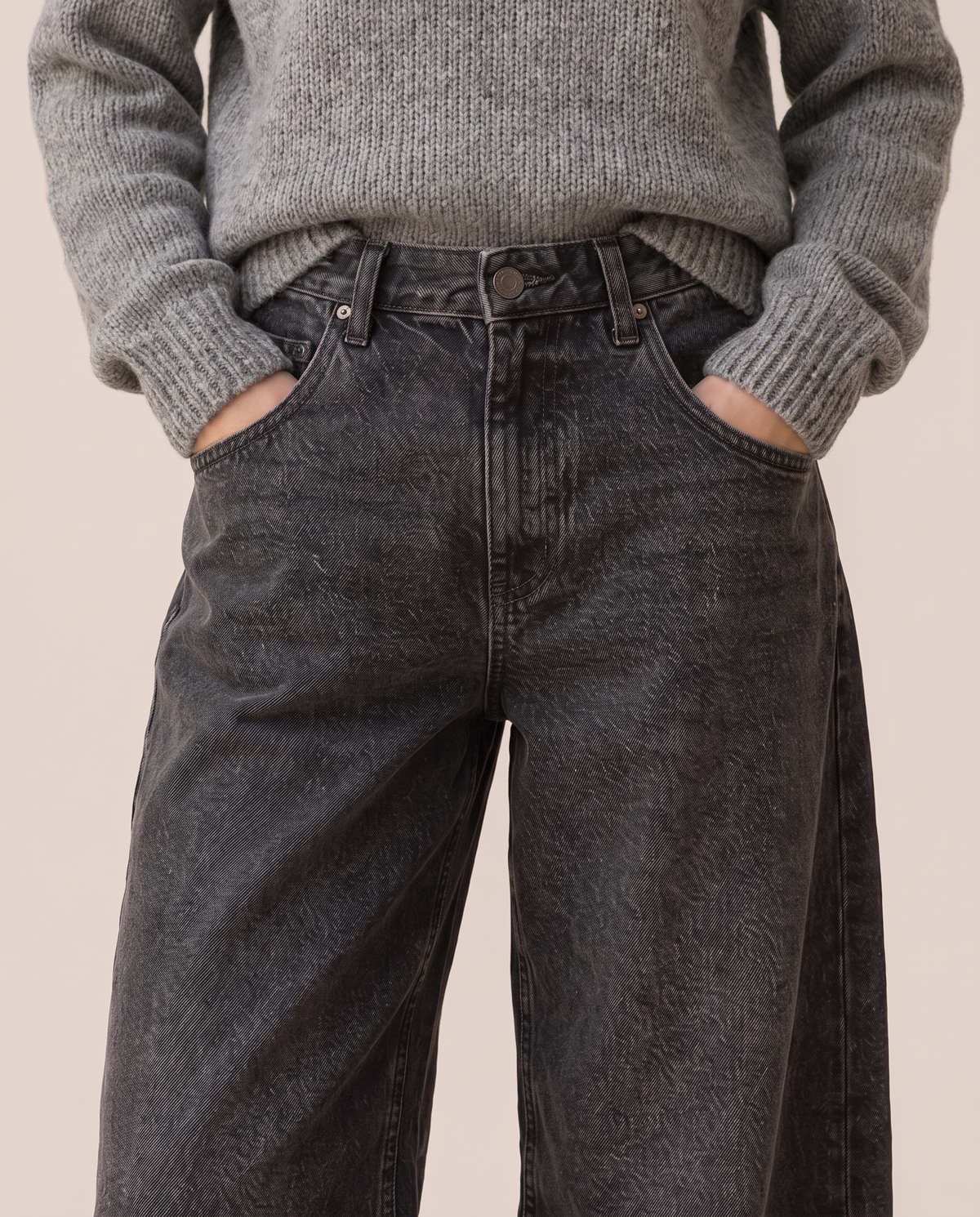 Kristin Baggy Jeans in black wash, waist close-up